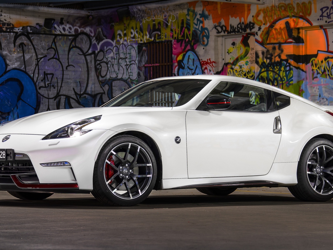 Стильный белый автомобиль Nissan 370z Nismo, 2018