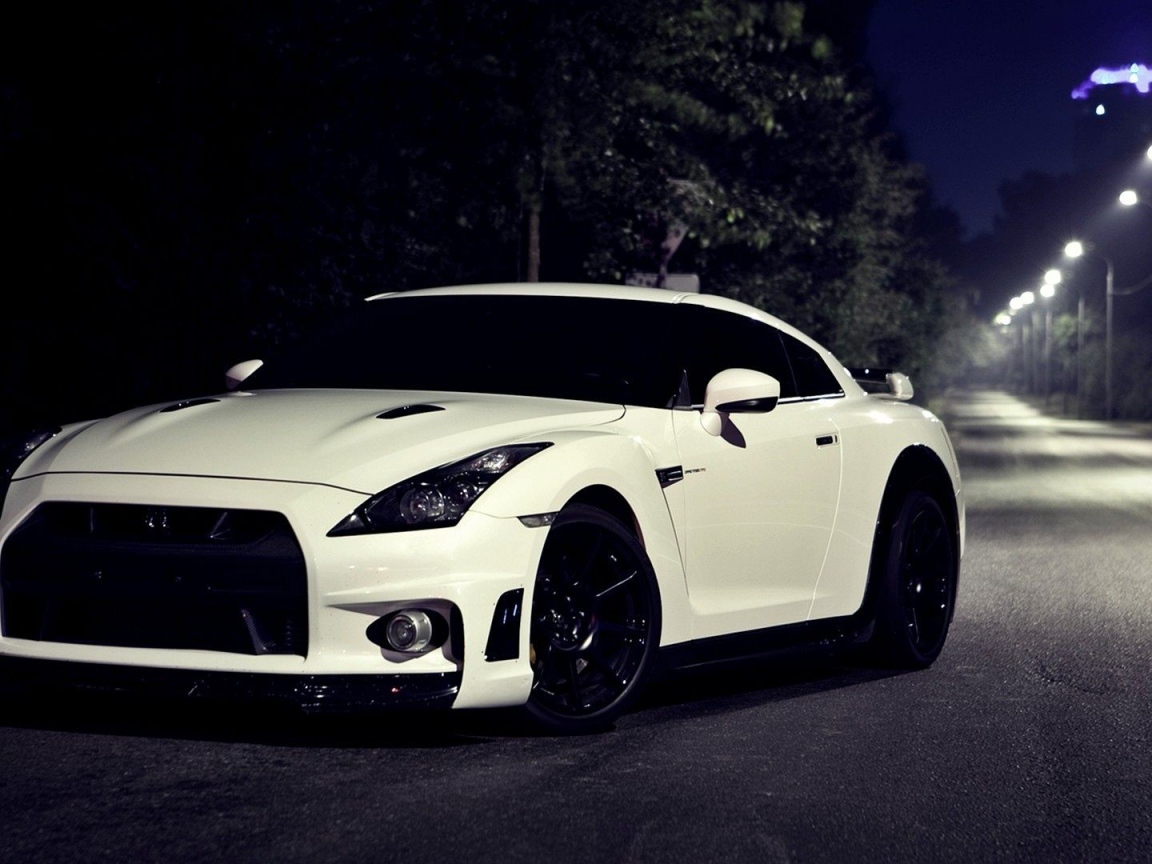 Белый спорткар Nissan Skyline GT-R R35 на трассе 