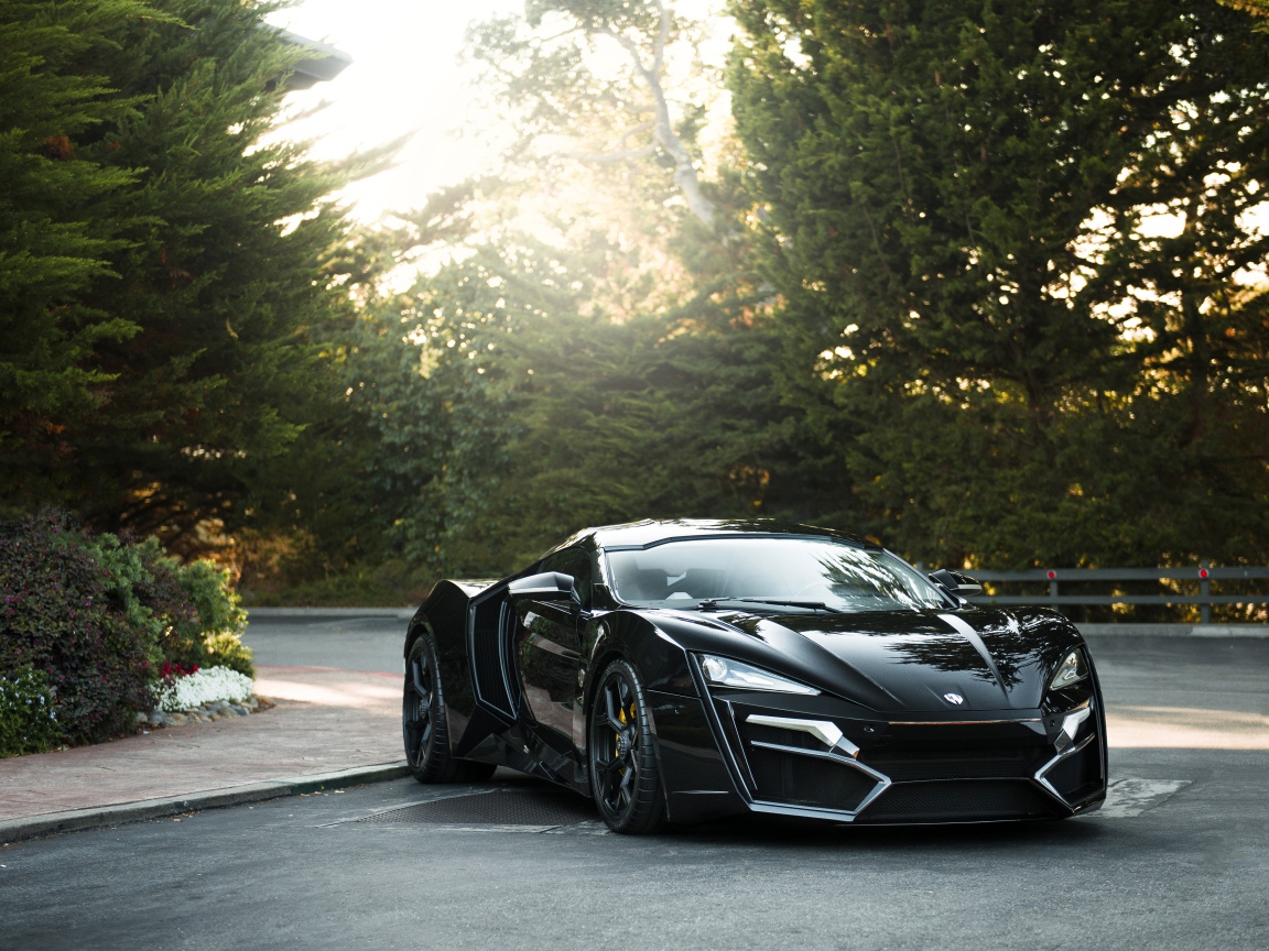 Черный спортивный автомобиль Lykan HyperSport