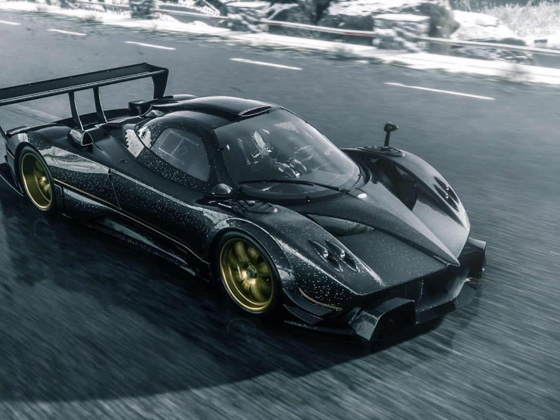 Черный суперкар Pagani Zonda R на трассе 