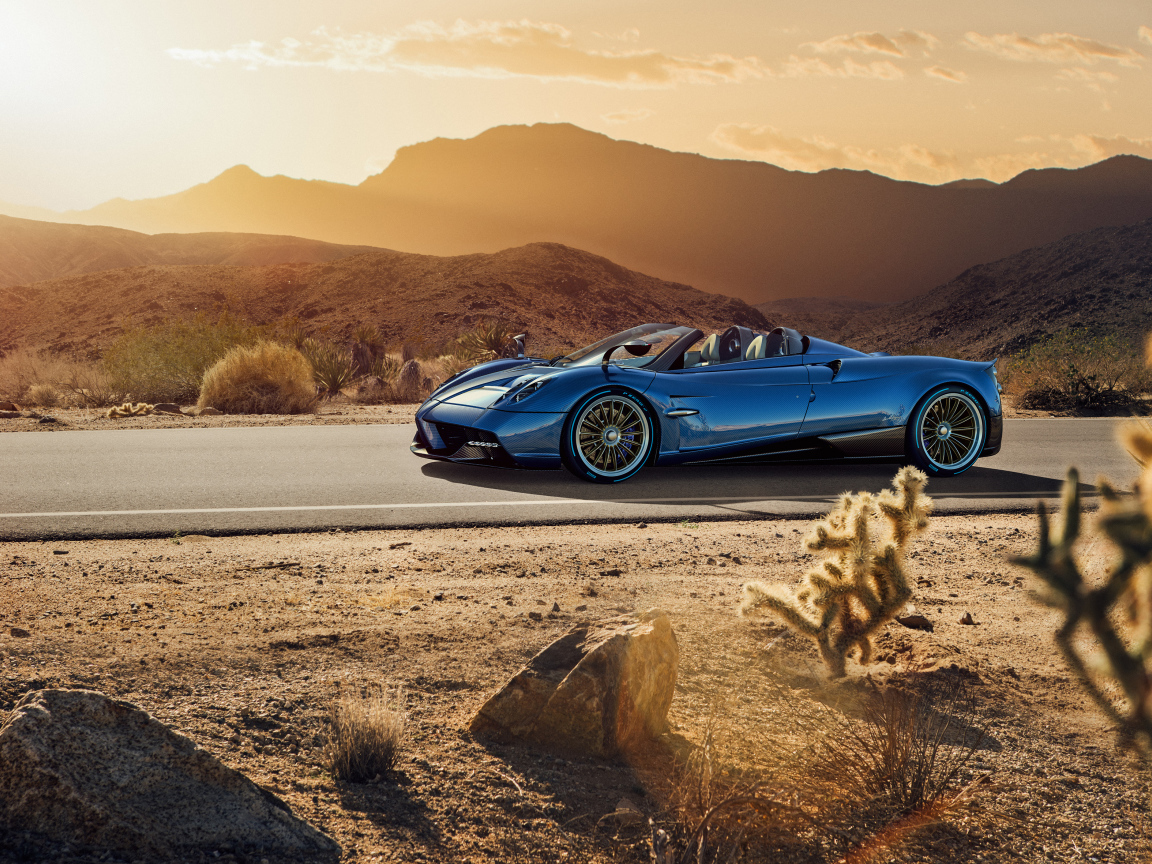 Синий спортивный автомобиль  Pagani Huayra на трассе 