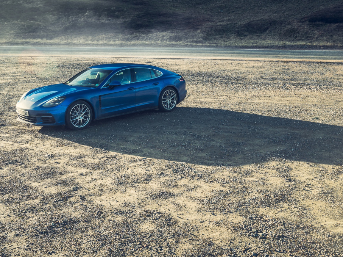 Голубой автомобиль Porsche Panamera Turbo