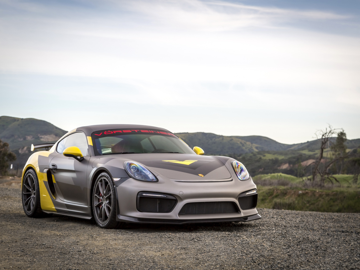 Серебристый спортивный автомобиль Porsche Cayman GT4 
