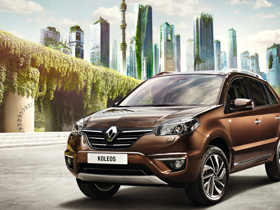 Коричневый автомобиль Рено Колеос на фоне города 