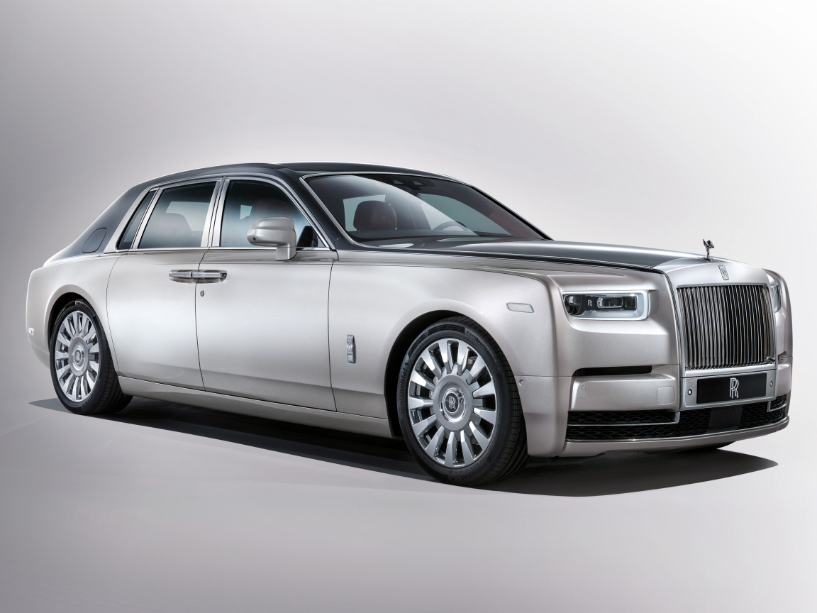 Серебристый автомобиль  Rolls Royce Phantom, 2017