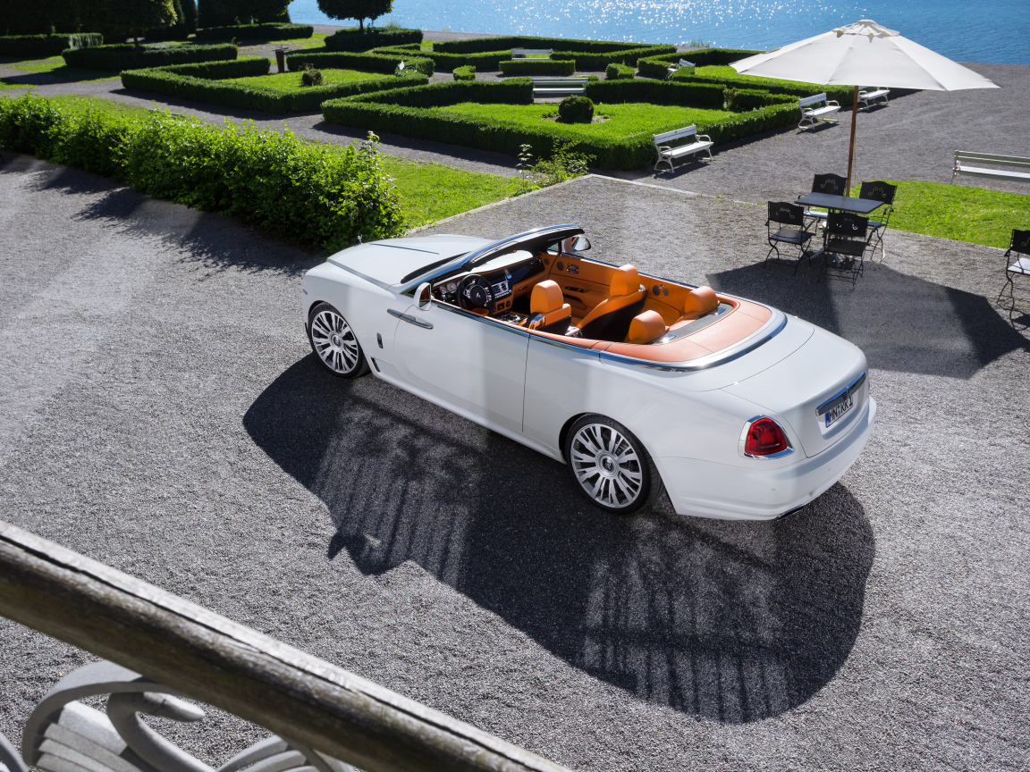 Белый автомобиль Rolls-Royce Dawn вид сверху