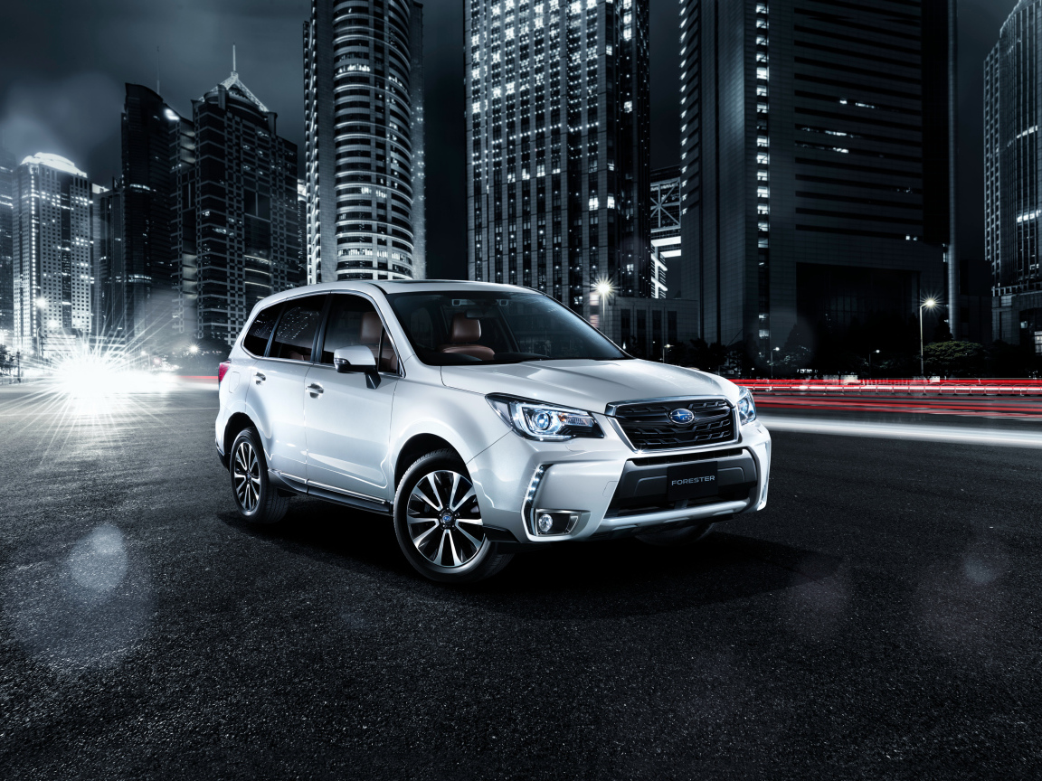 Внедорожник Subaru Forester, 2018 в ночном городе