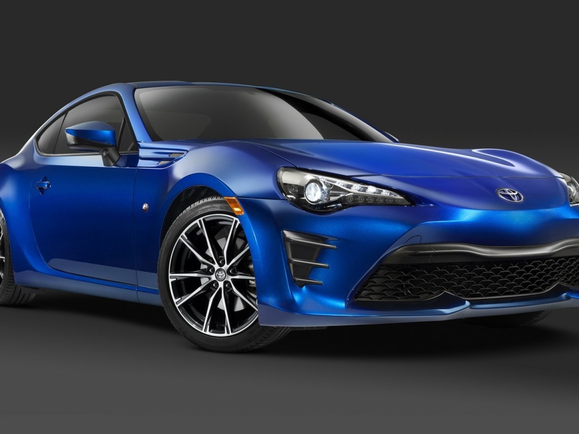 Синяя Toyota GT86 2017 года 
