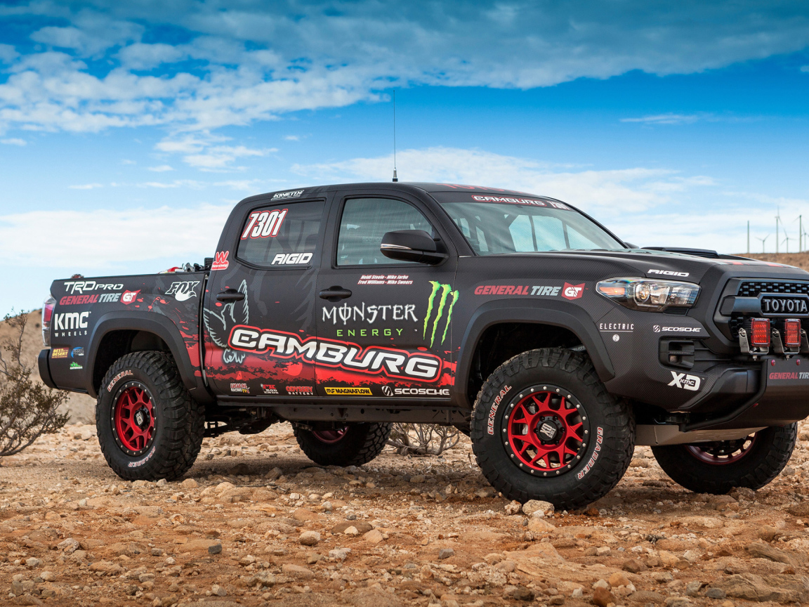 Автомобиль пикап Toyota Tacoma на фоне голубого неба