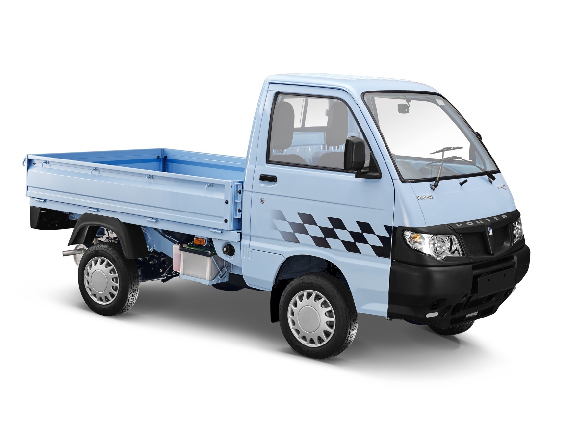 Голубой грузовик Piaggio Porter 700 на белом фоне