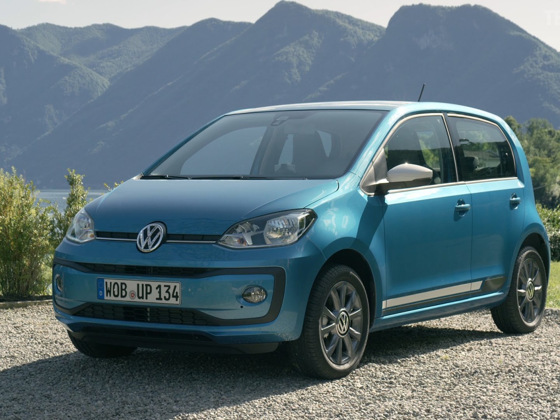 Синий Volkswagen Up 2017 года на фоне гор 