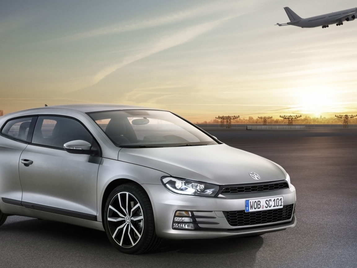 Серебристый Volkswagen Scirocco 2017 года на фоне взлетной полосы 