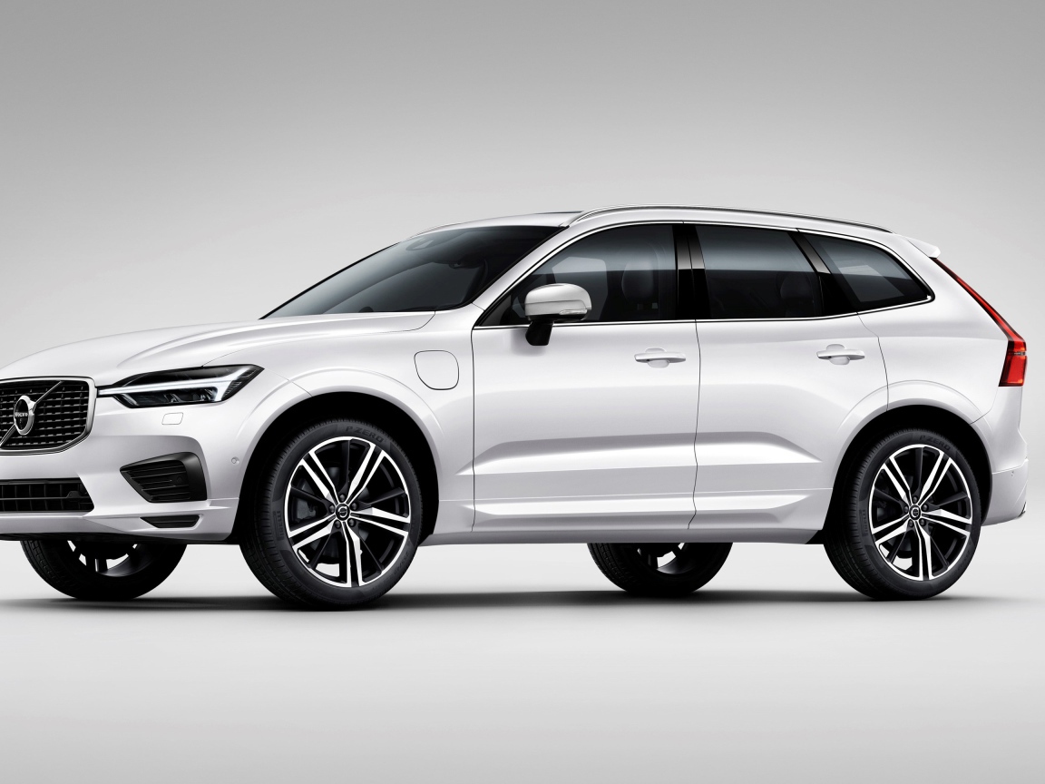 Серебристый  автомобиль Volvo XC60 T8 R Design, 2017 