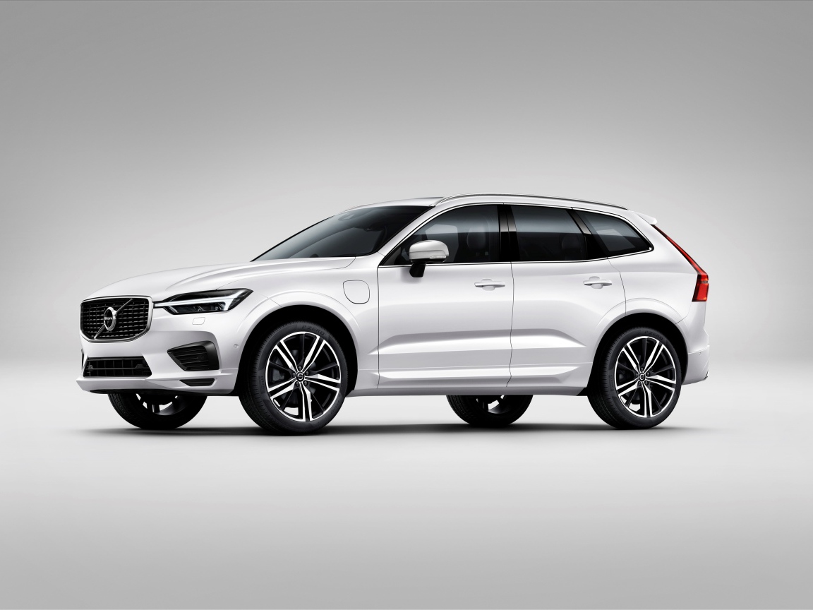 Белый автомобиль Volvo XC90 T8 R-Design, 2017 