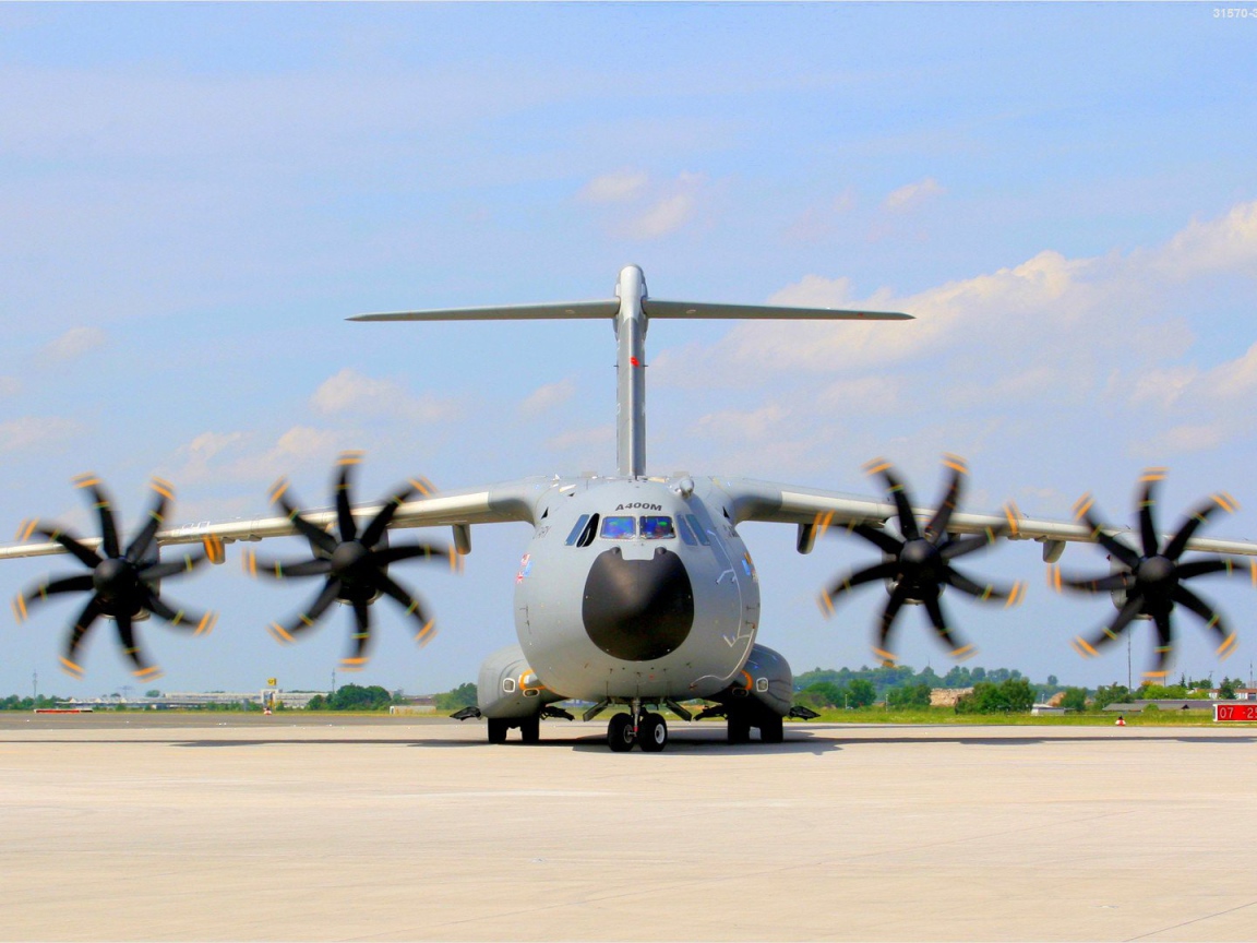 Военный самолет Airbus  A400M готовится к взлету 