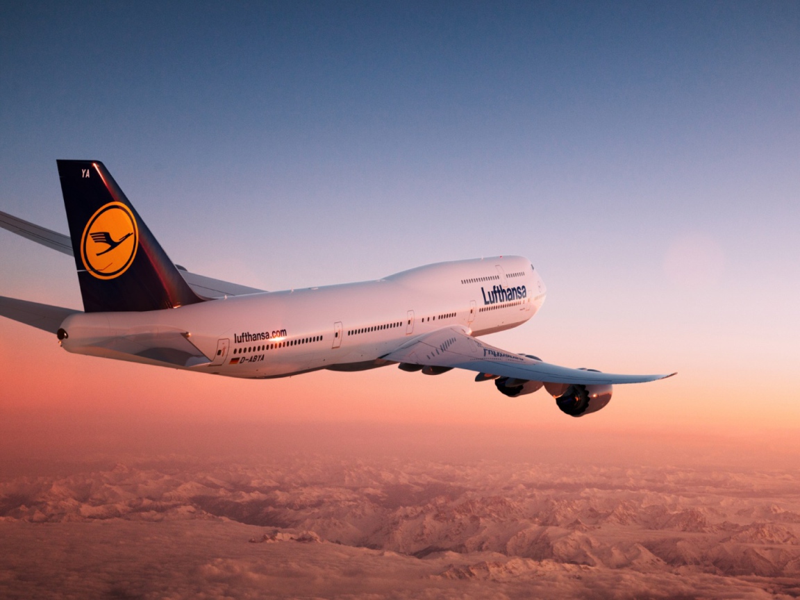 Boeing 747 авиакомпании Lufthansa в небе