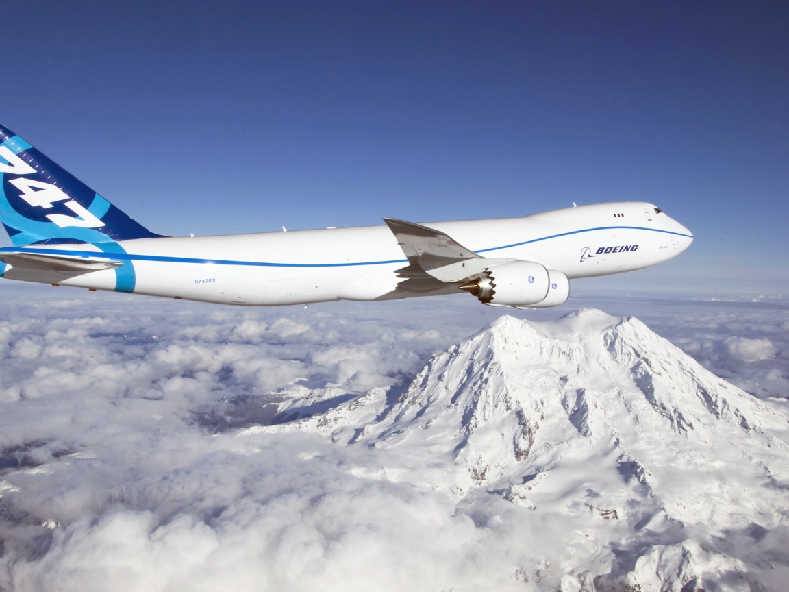 Boeing 747  над заснеженными горами
