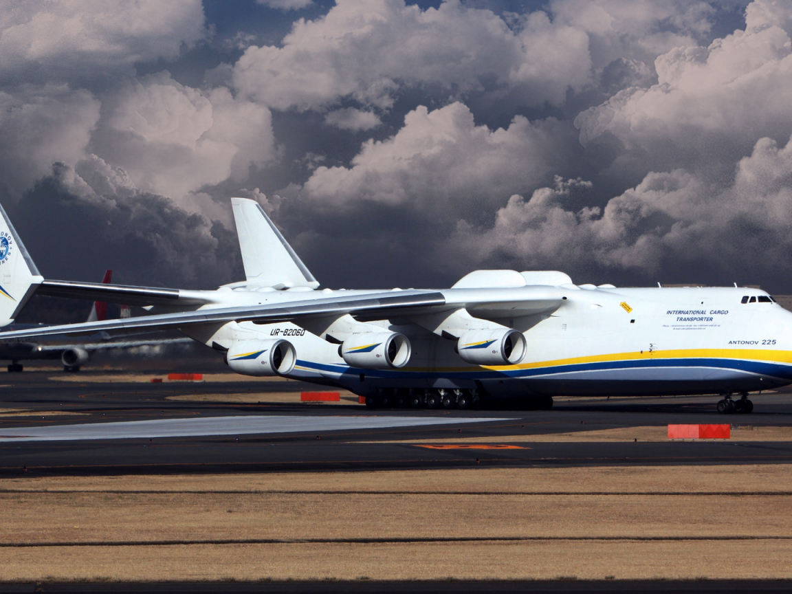 Грузовой самолет Ан 225 Мрия в аэропорту 