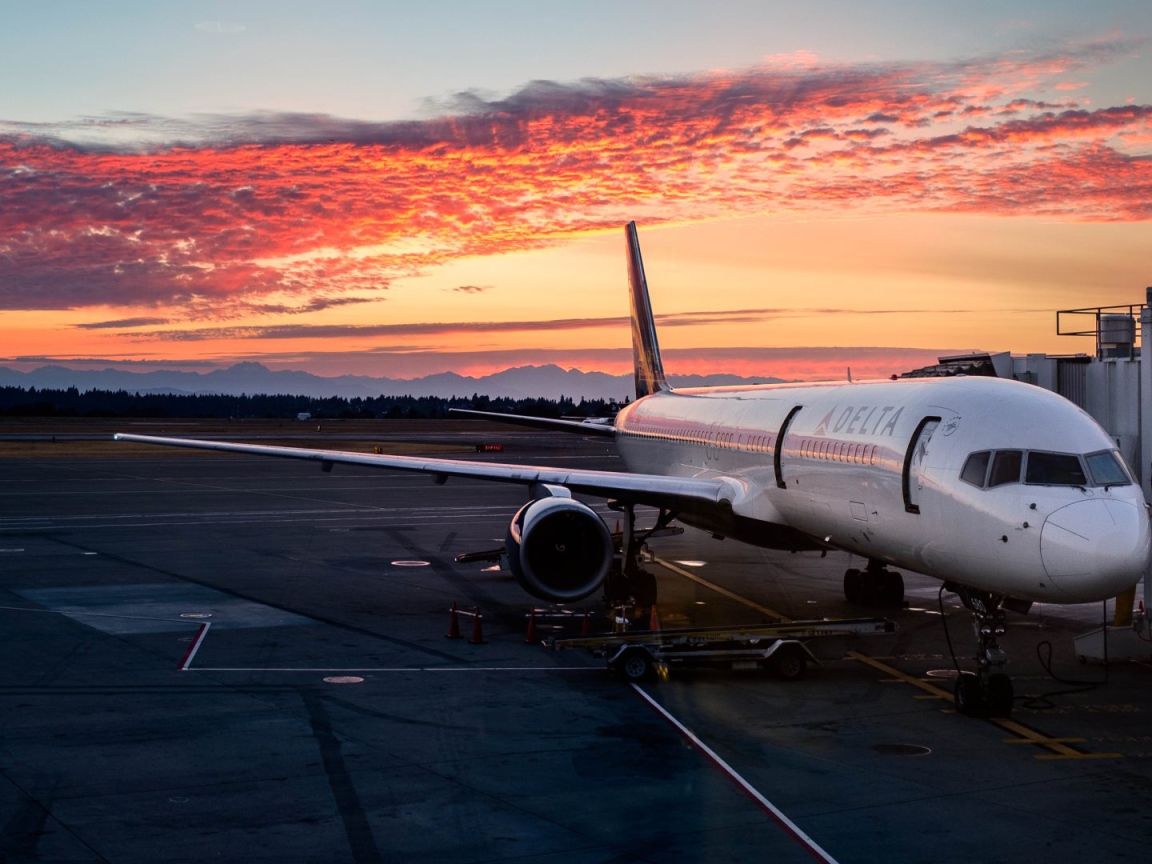 Самолет авиакомпании DELTA в международном аэропорту SeaTac 
