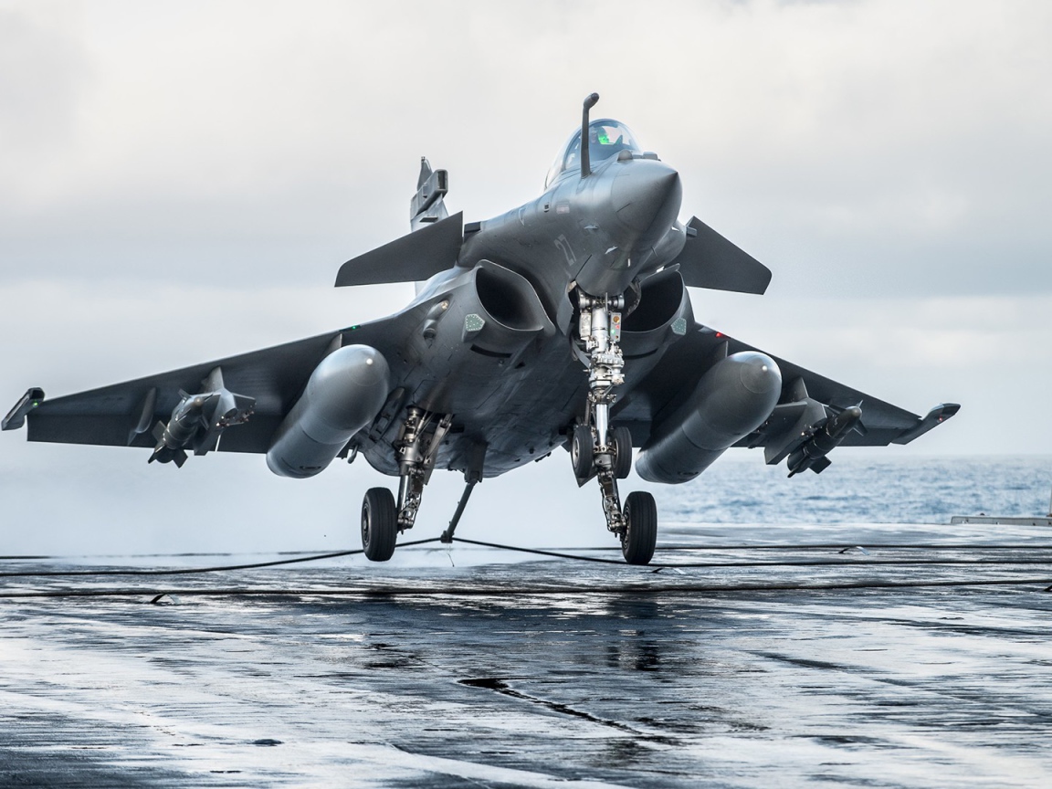 Многоцелевой истребитель Dassault Rafale готовится к взлету 