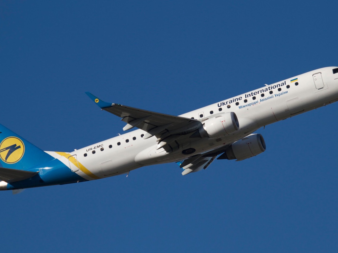 Embraer украинских авиалиний на взлете 