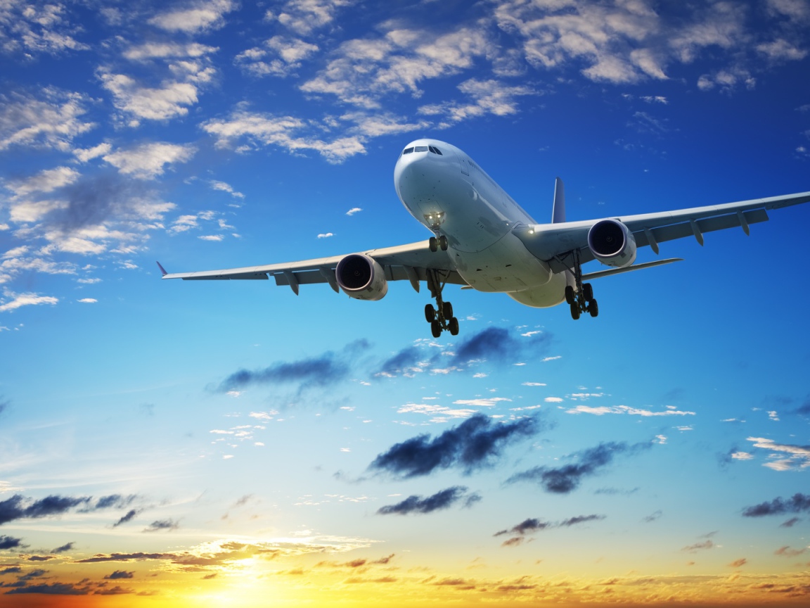 Посадка Boeing на фоне заката