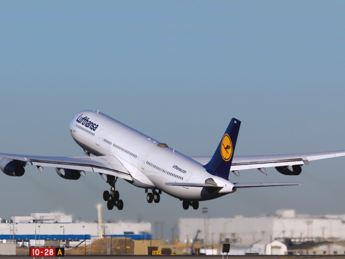 Взлет самолета Airbus A340 авиаперевозчика Lufthansa 