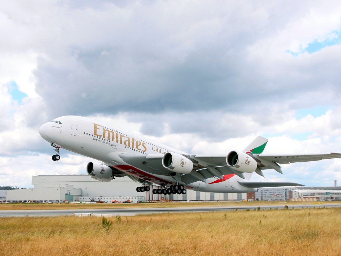 Самолет Airbus A380 авиакомпании Emirates на взлетной полосе 
