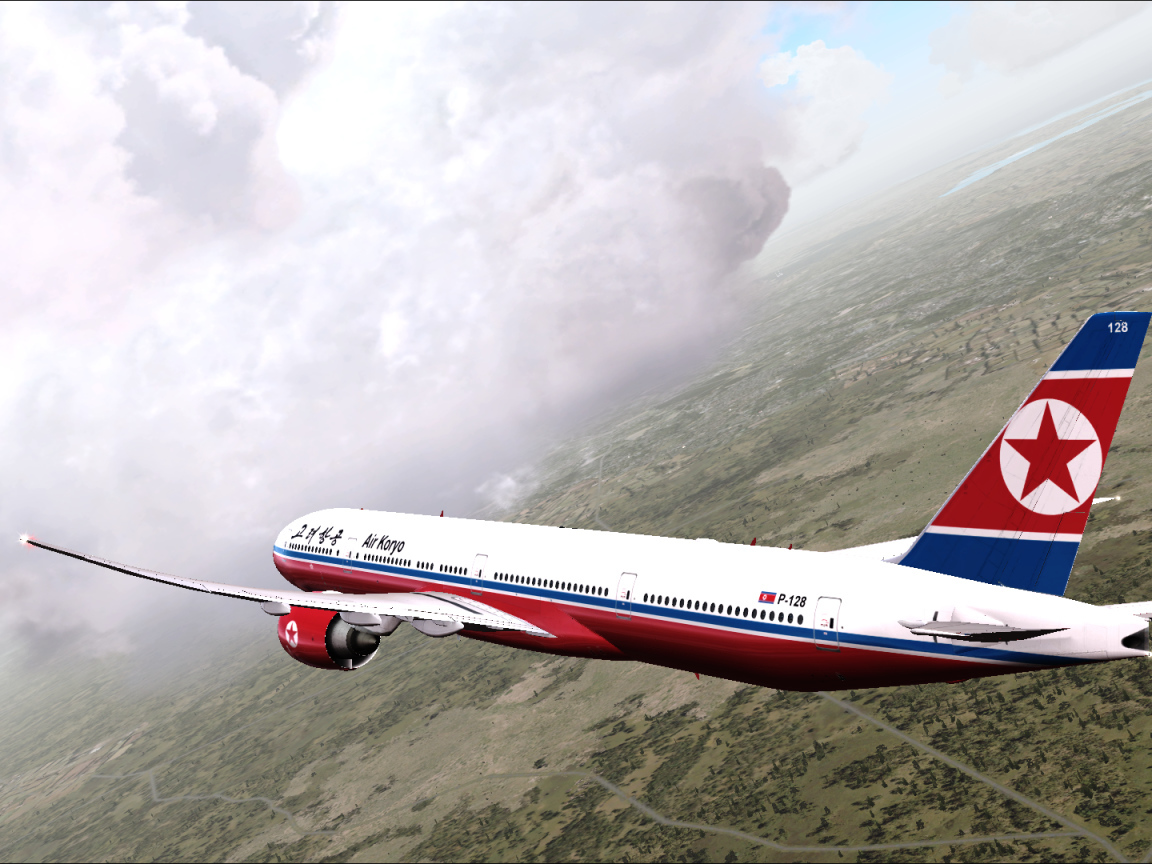 Самолет Boeing 777 авиакомпании Air Koryo  летит над землей 