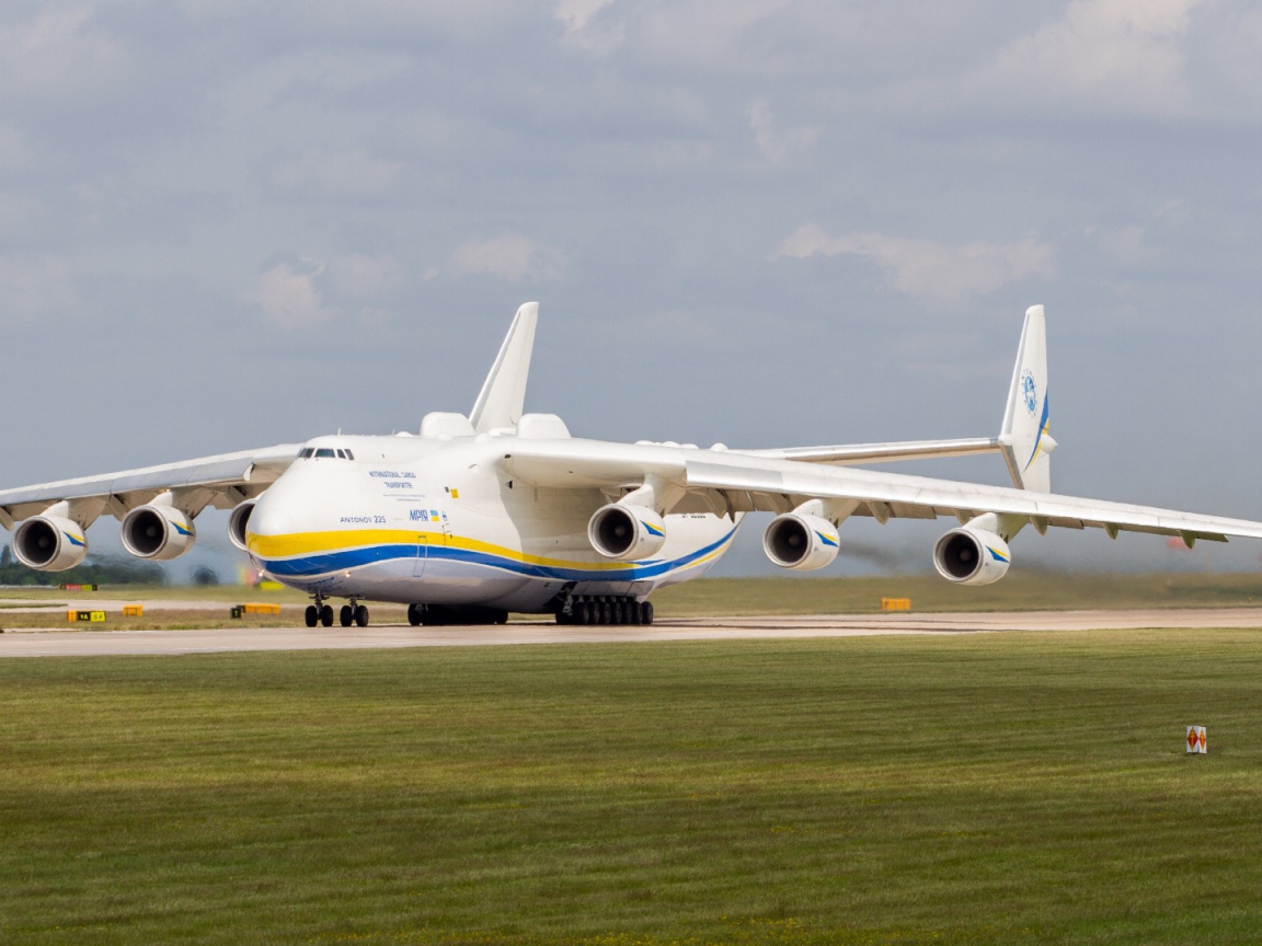 Самолет  АН-225 « Мрия» в аэропорту Праги