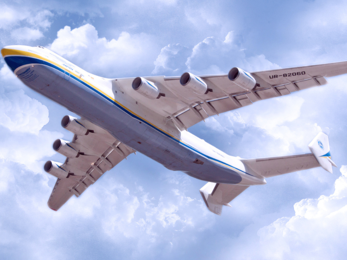 Транспортный реактивный самолёт АН-225 Мрия полет под облаками 