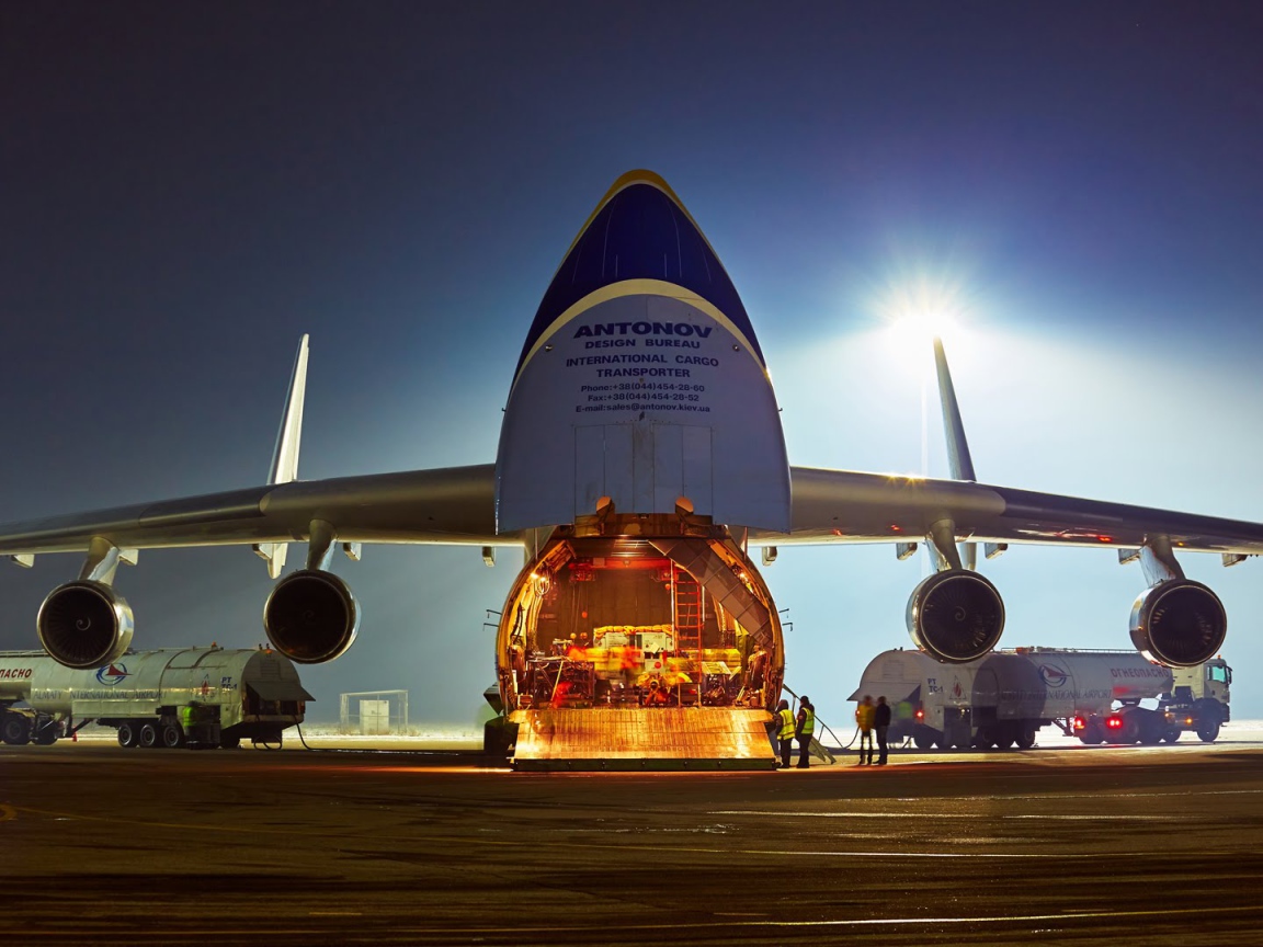 Разгрузка транспортного самолета Ан 225 Мрия в аэропорту города Алматы 