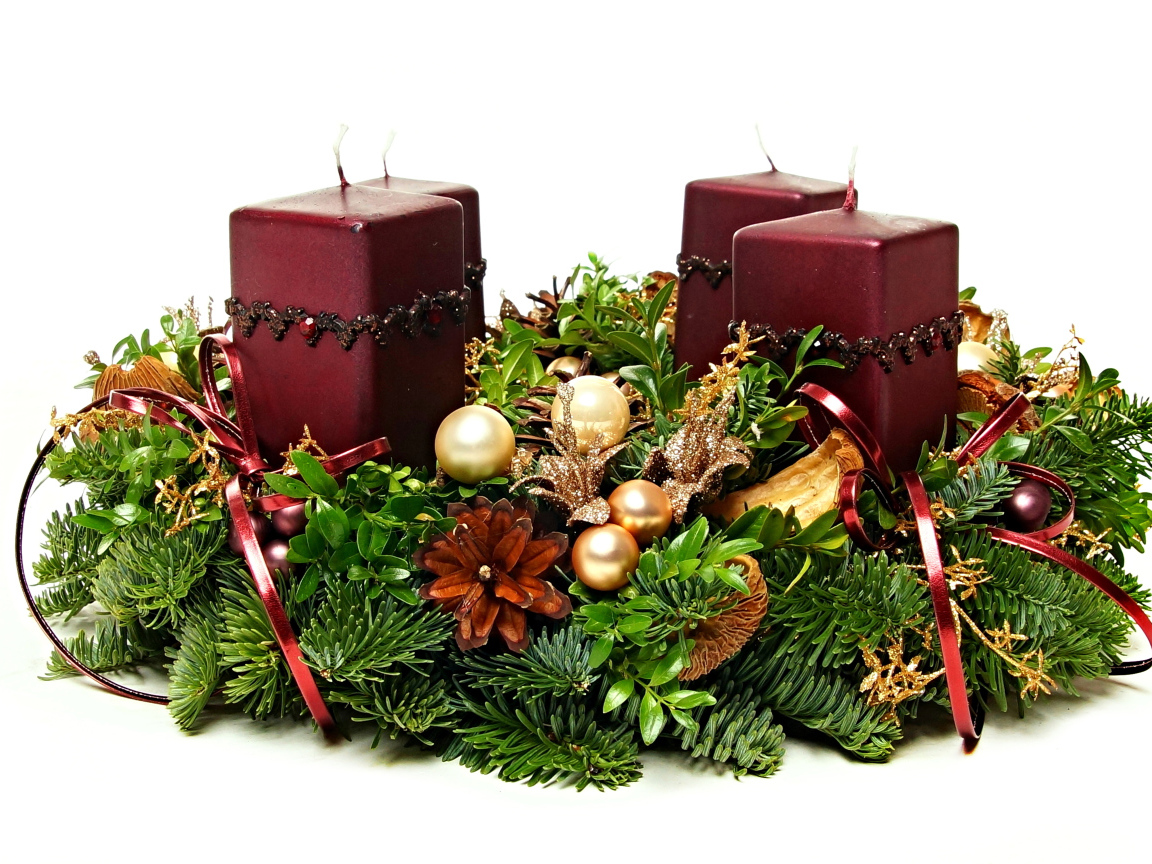 Бордовые свечи с рождественским венком на Рождество