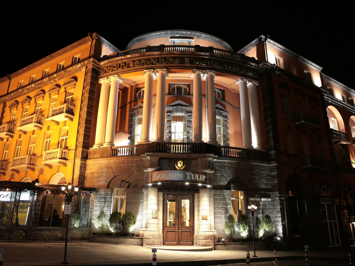 Красивый отель Golden Tulip город Ереван 