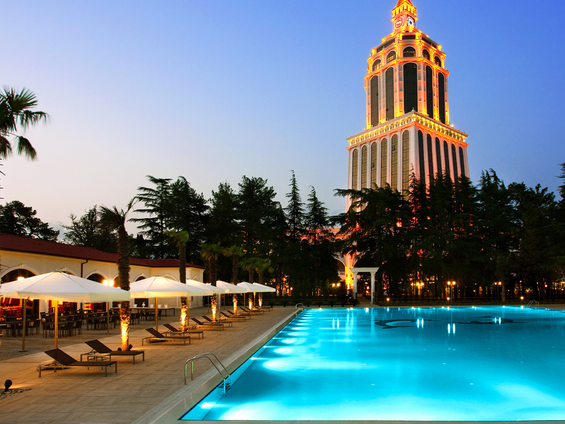 Вечерний вид на бассейн у гостиницы Шератон Батуми 