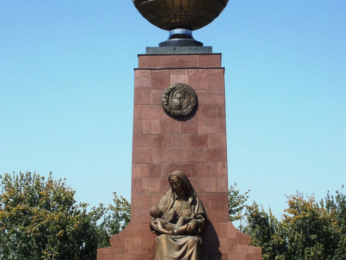 Памятник счастливой матери город Ташкент  