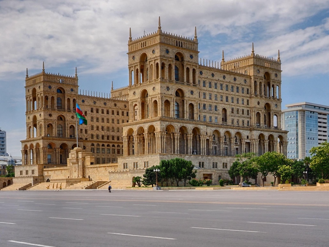Дом правительства Азербайджанской Республики на площади Свободы Баку 