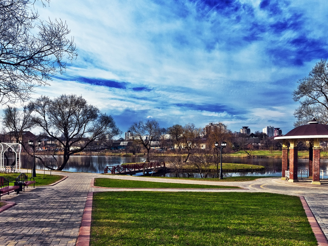 Лощицкий парк на фоне красивого неба город Минск 