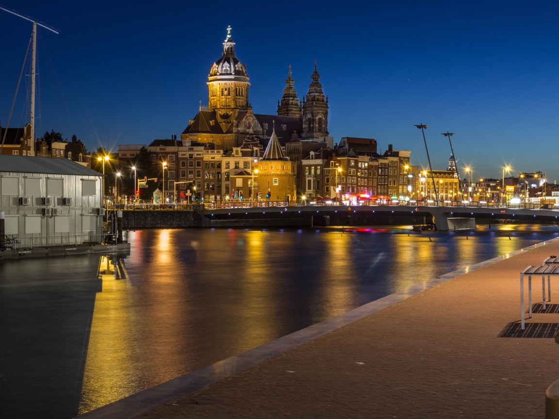 Церковь святого Николая ночью, город  Амстердам 