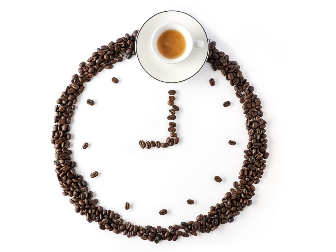 Часы из кофейных зерен и чашка кофе на белом фоне