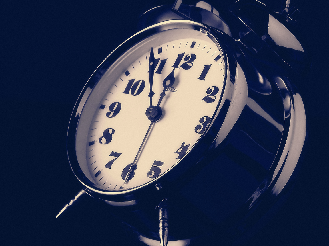 Черный металлический будильник 