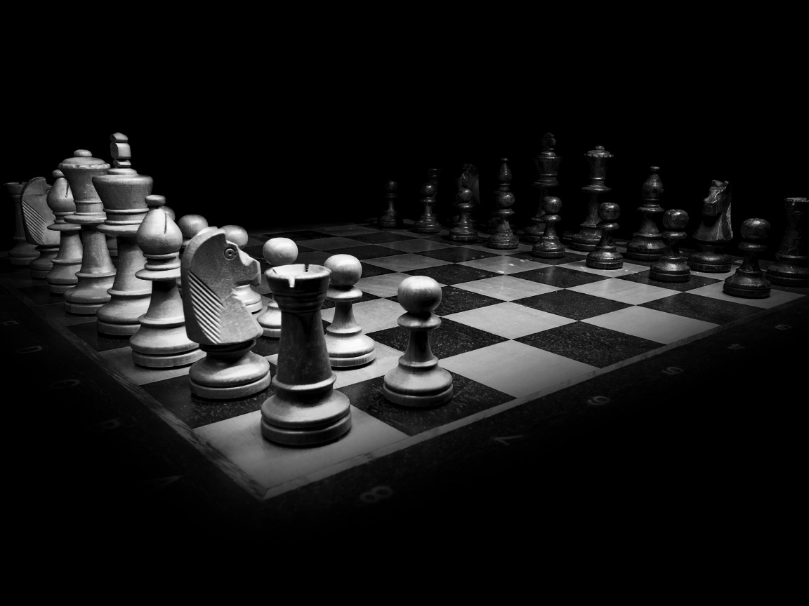 Шахматная доска с фигурами черно-белое фото