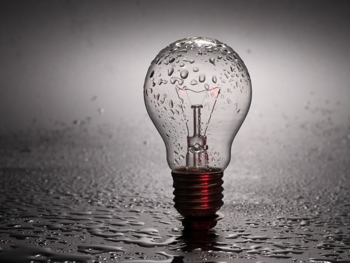 Стеклянная лампочка в каплях воды 