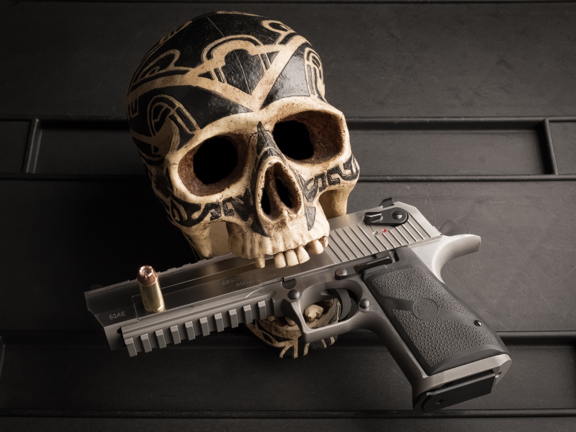 Разрисованный череп с пистолетом в зубах