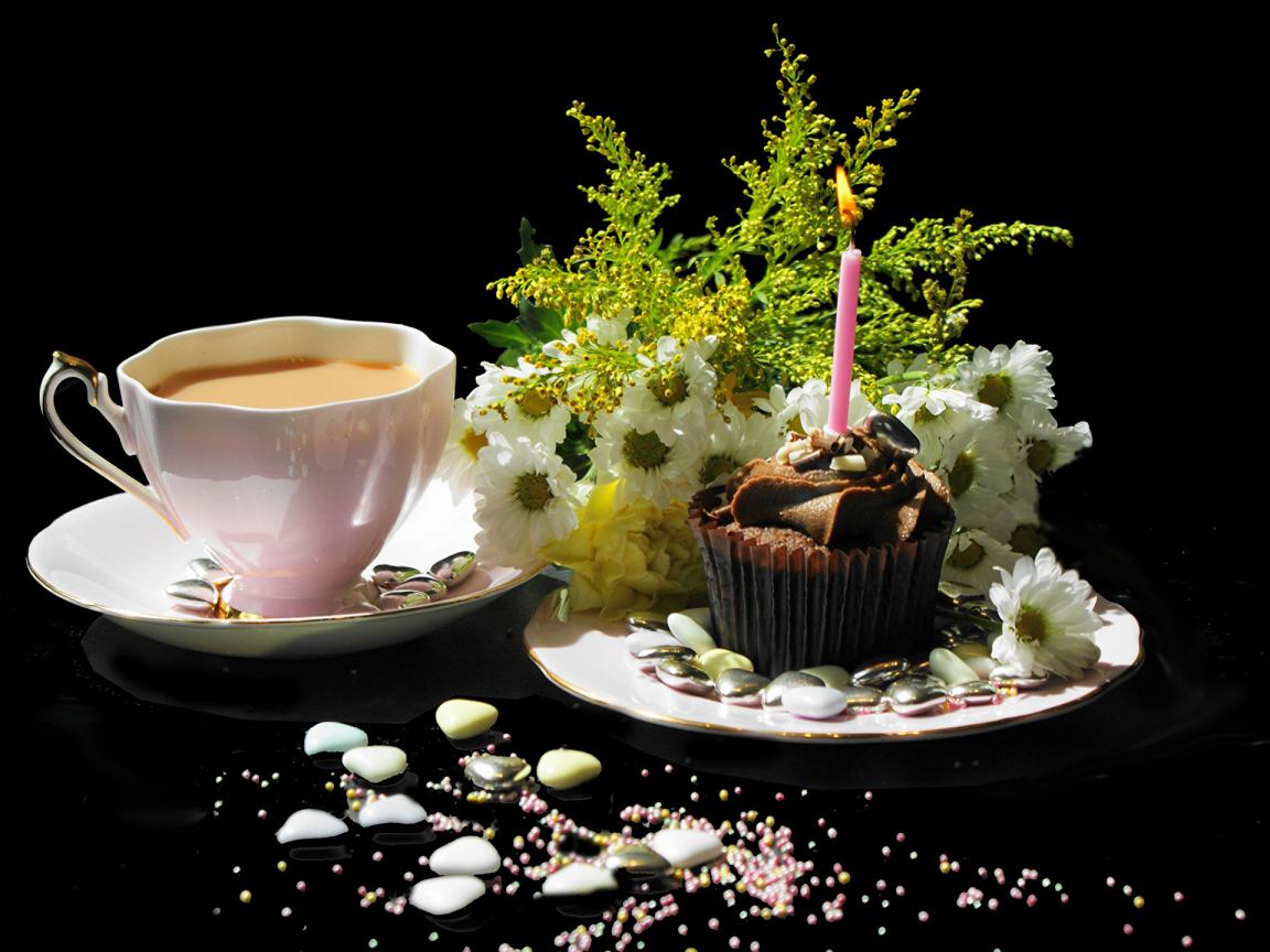 Чашка кофе и праздничный кекс на столе 