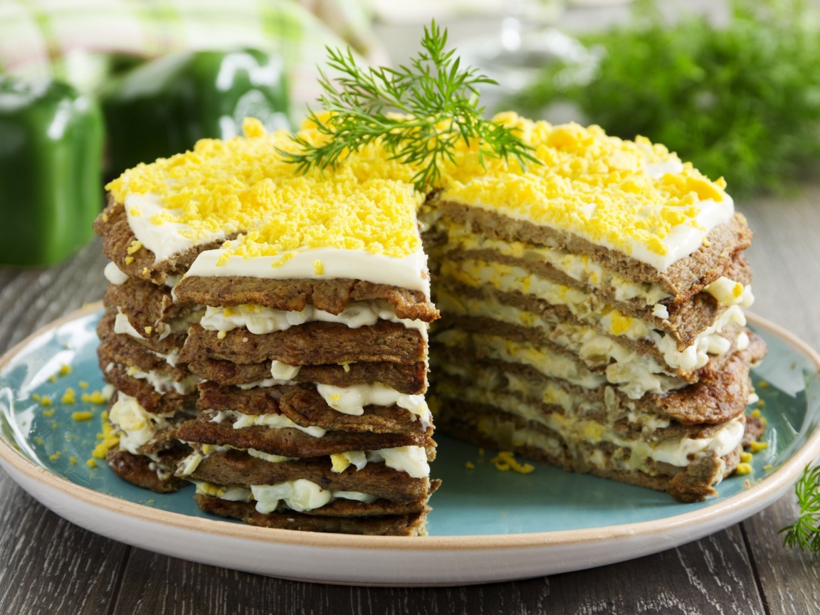 Аппетитный печеночный торт на блюде 