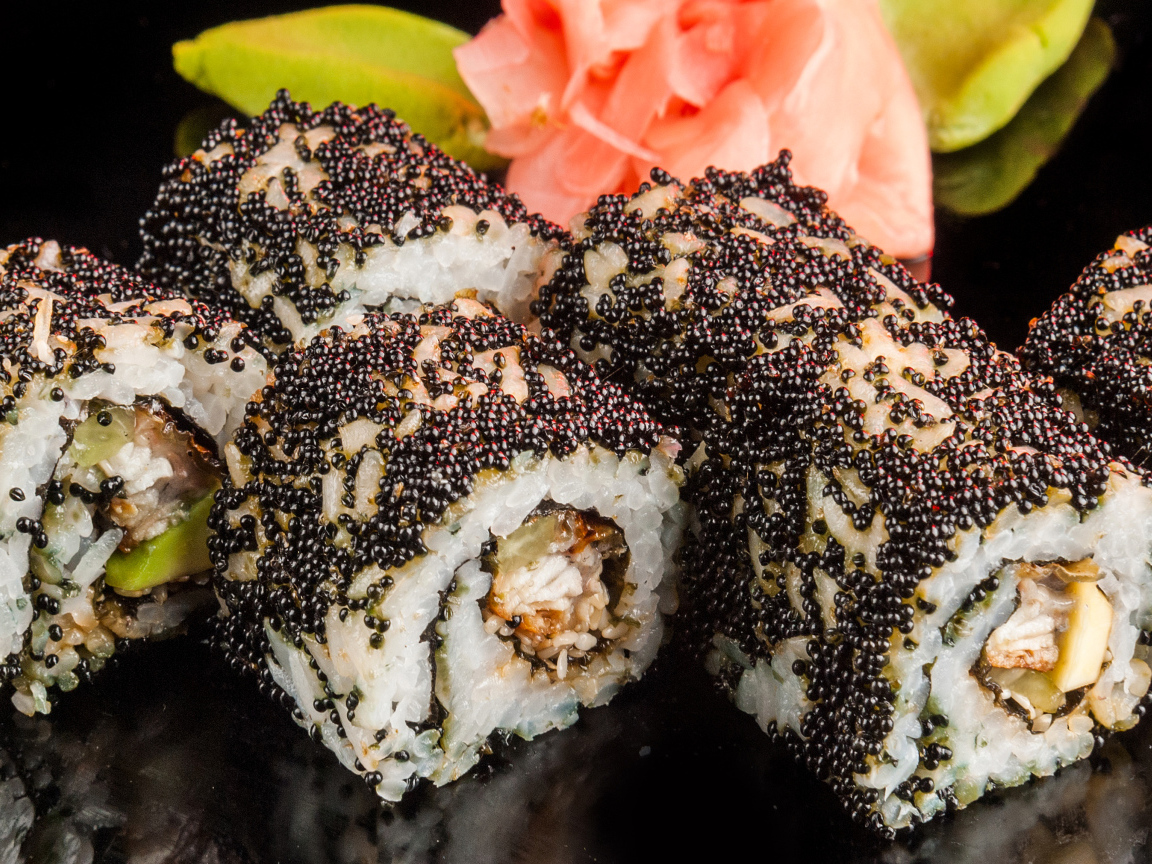 Аппетитные роллы с черной икрой 