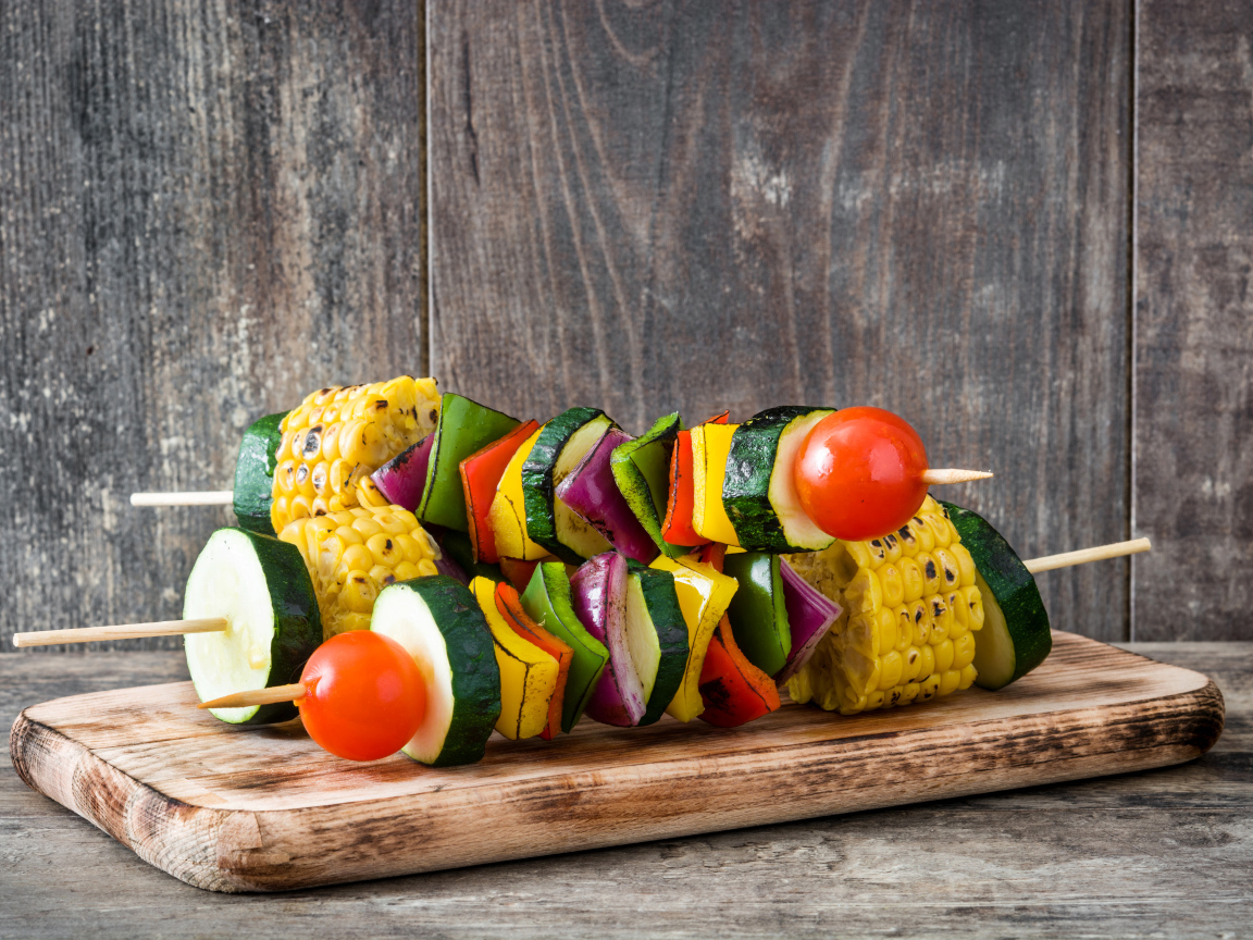 Аппетитный овощной шашлык на разделочной доске