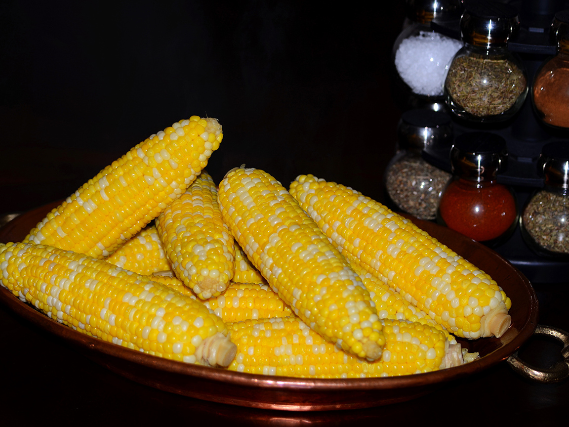 Вареная кукуруза на блюде крупным планом