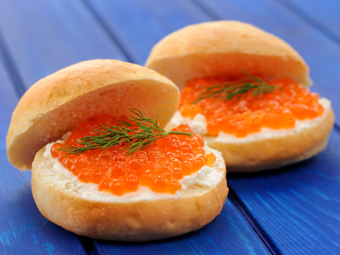 Булочки с красной икрой и сыром 